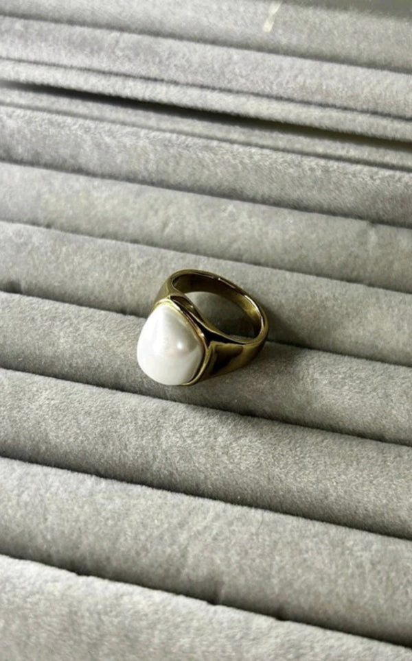 Classic Lustre Pearl Signet Ring